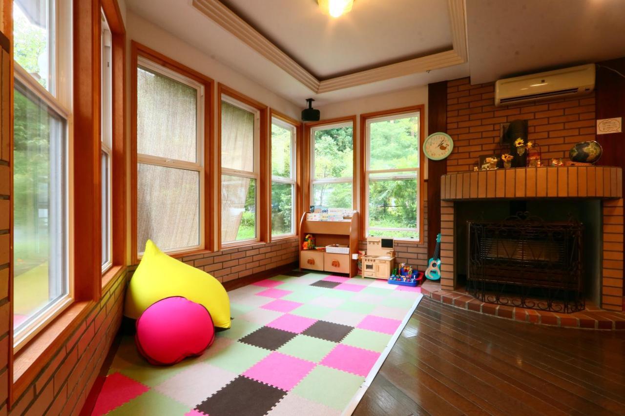 Family Pension Crayon Fujikawaguchiko Exterior photo