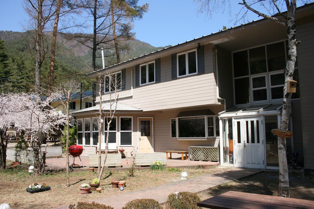Family Pension Crayon Fujikawaguchiko Exterior photo