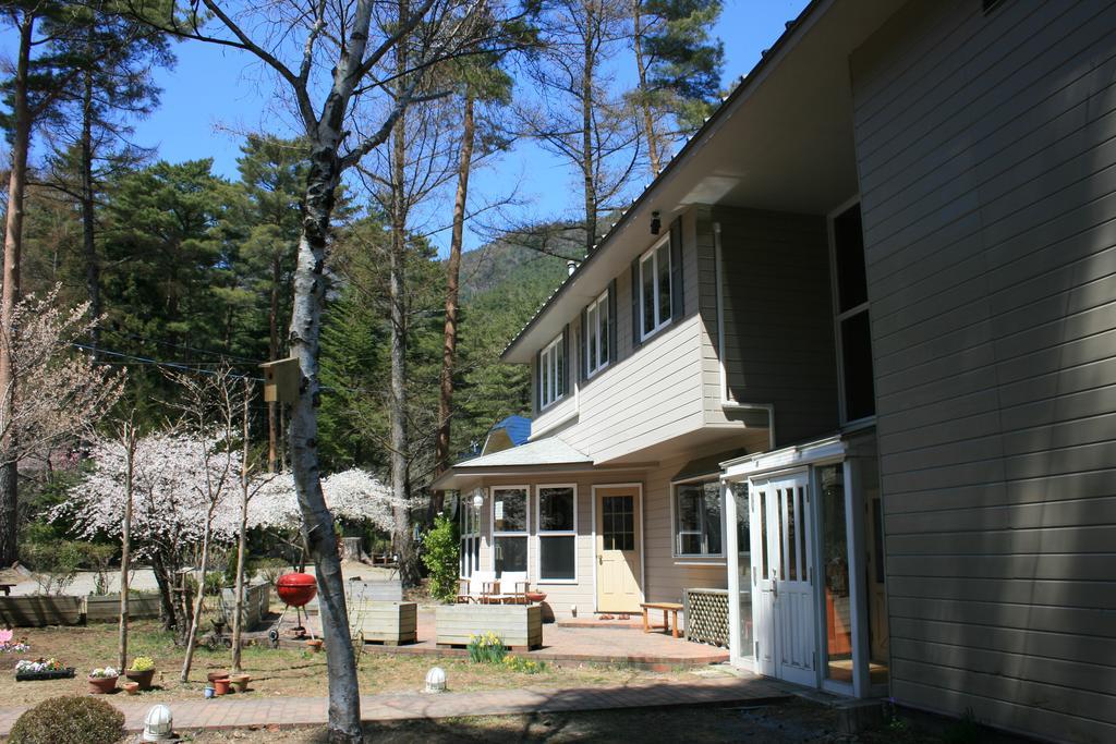 Family Pension Crayon Fujikawaguchiko Exterior photo
