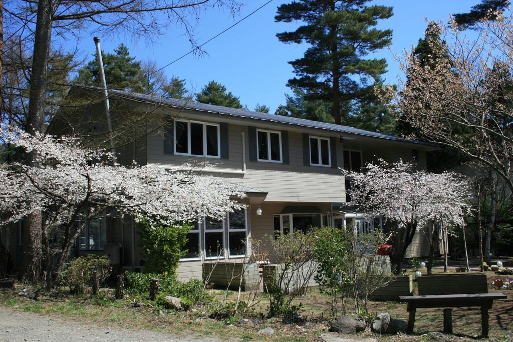 Family Pension Crayon Fujikawaguchiko Exterior photo